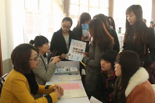 雷竞技组织应届毕业生参加招聘会